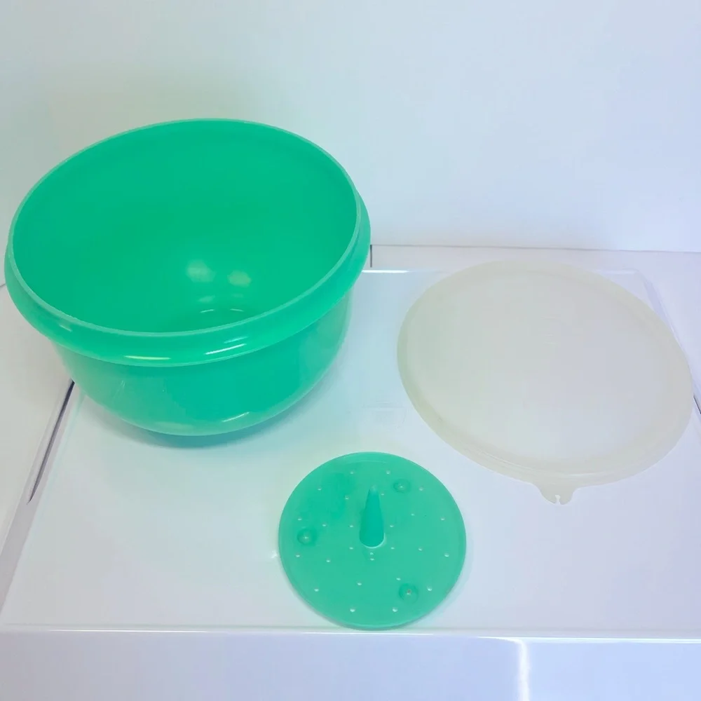 Vintage 1980’s Classic Green Lettuce Bowl with Lettuce Core Holder and Lid.